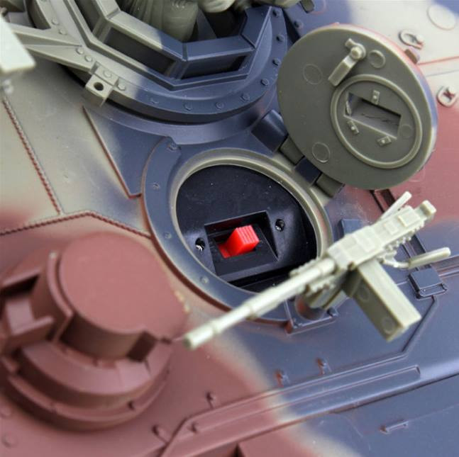 Танк на пульті 781-10 на радіоуправлінні, стріляє кульками