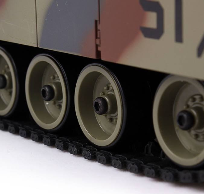 Танк на пульті 781-10 на радіоуправлінні, стріляє кульками