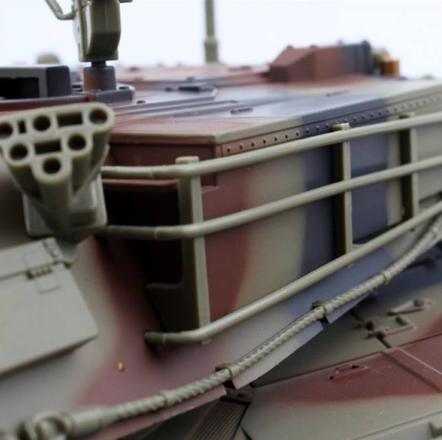 Танк на пульті 781-10 на радіоуправлінні, стріляє кульками