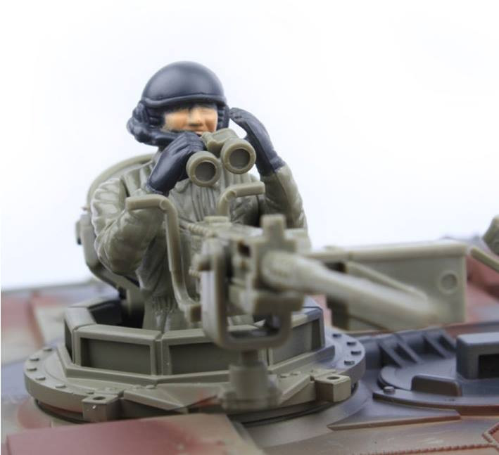 Танк на пульті 781-10 на радіоуправлінні, стріляє кульками