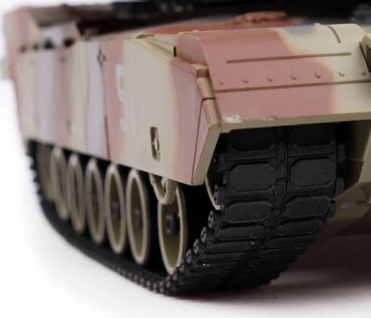 Танк на пульті 781-10 на радіоуправлінні, стріляє кульками