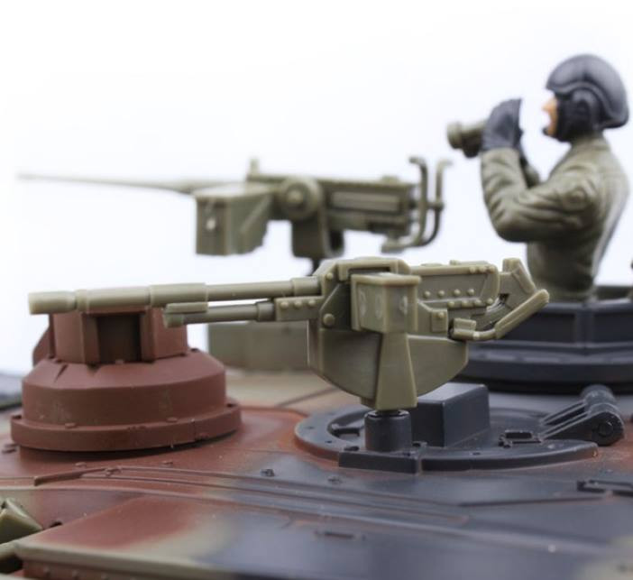 Танк на пульті 781-10 на радіоуправлінні, стріляє кульками