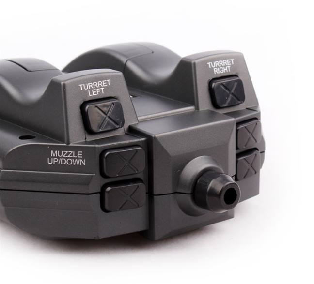 Танк на пульті 781-10 на радіоуправлінні, стріляє кульками