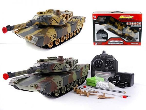 Танк на пульті 781-10 на радіоуправлінні, стріляє кульками